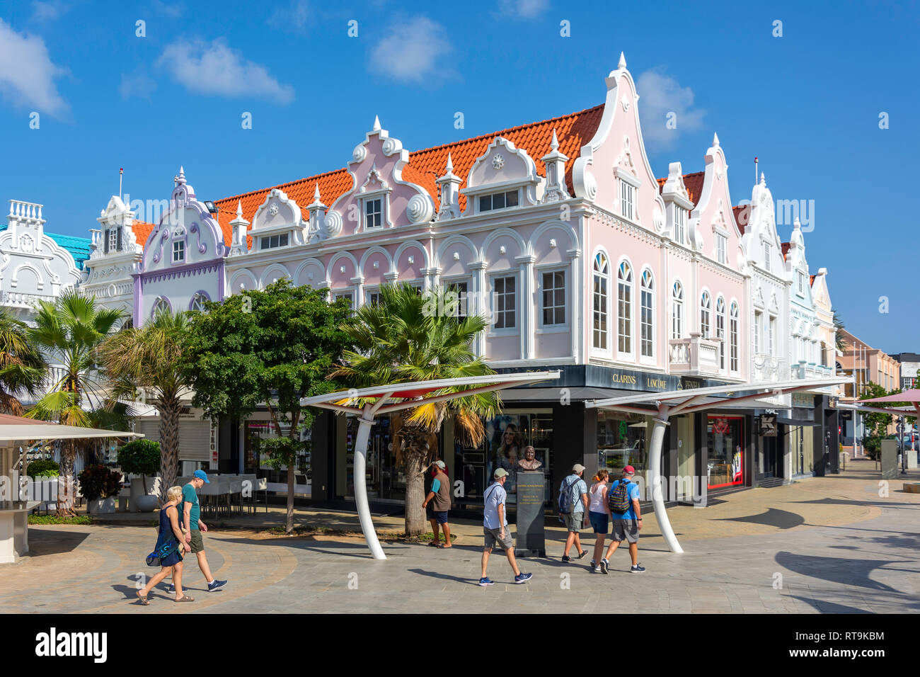 Plaza Daniel Leo mostra olandese di edifici in stile coloniale, Oranjestad, Aruba, Isole ABC, Leeward Antilles, dei Caraibi Foto Stock