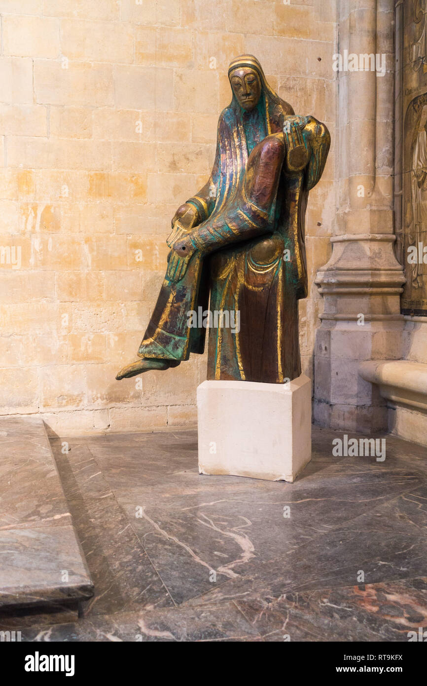 Pietà, creato da Peter Eugene sfera (1990) con l'aiuto della locale comunità cattolica, in piedi nella cappella della Madonna della Cattedrale di Winchester Foto Stock