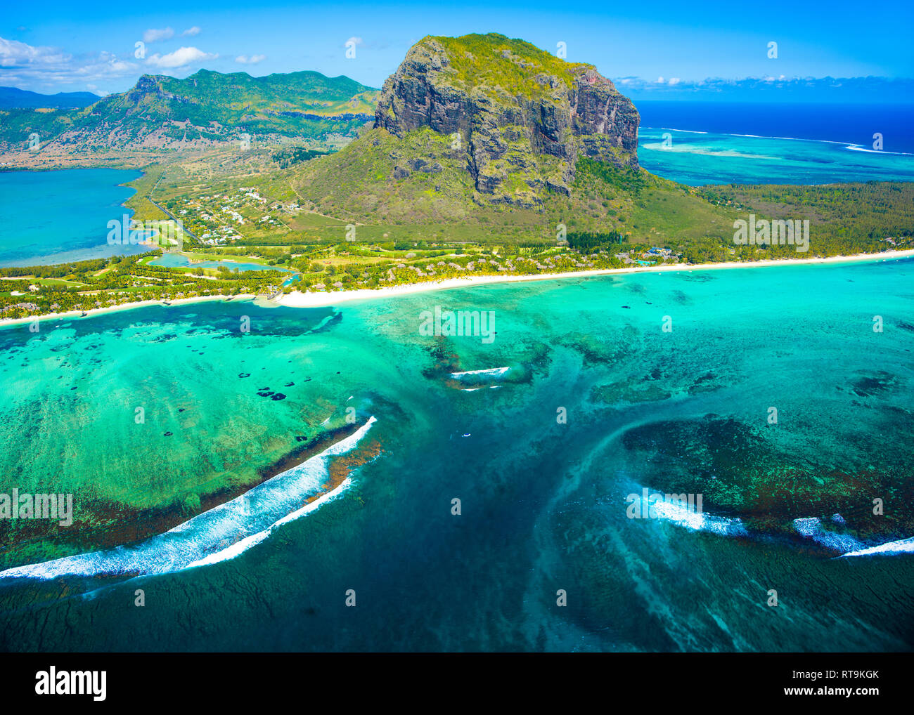 Vista aerea dell'isola di Mauritius panorama e il famoso Le Morne Brabant montagna, splendida laguna blu e cascata subacquea Foto Stock