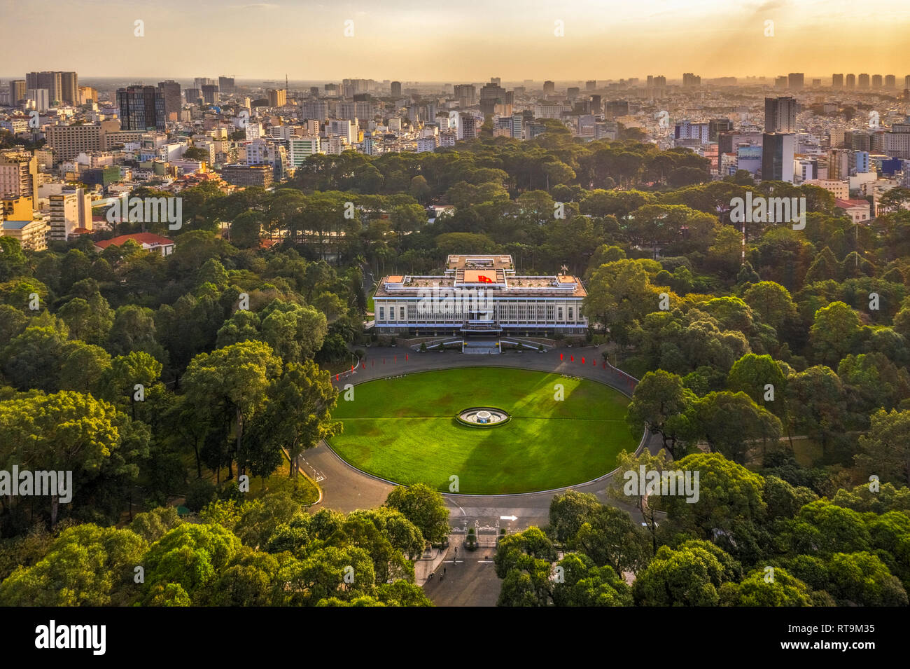 Vista superiore antenna dell indipendenza Palace o Palazzo della Riunificazione e il centro città di Ho Chi Minh, Vietnam con edifici di sviluppo, trasporto Foto Stock