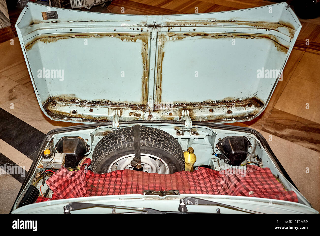 Varsavia, Polonia - 17 settembre 2018. La ruota di scorta in Fiat 126 anteriore tronco minuscolo esposti nel Museo della Tecnologia Foto Stock