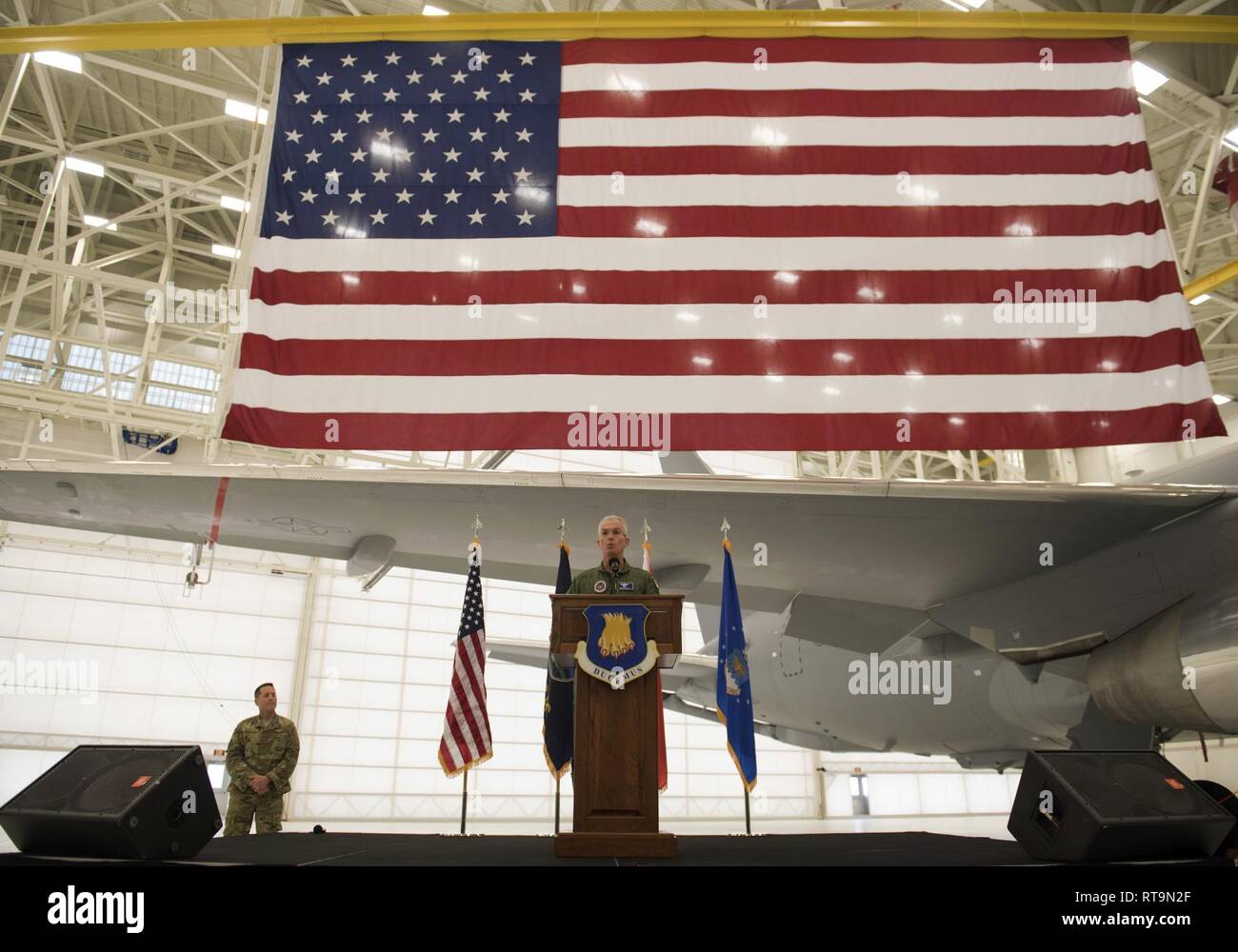 Gen. Paolo J. Selva, decimo Vice Presidente del Comune di capi di Stato Maggiore, parla durante una cerimonia di benvenuto per la consegna del terzo e quarto KC-46A Pegasus aeromobili a McConnell Air Force Base, Kan., Gen 31, 2019. Aria a livello globale il rifornimento di carburante è la fondazione di mobilità globale e il fondamento della nazione la capacità di dispiegare forze. Il KC-46 è il nuovissimo aeromobile nella Air Force dell arsenale strategico e che potrà operare insieme con il KC-135 Stratotanker e il KC-10 Extender. Foto Stock