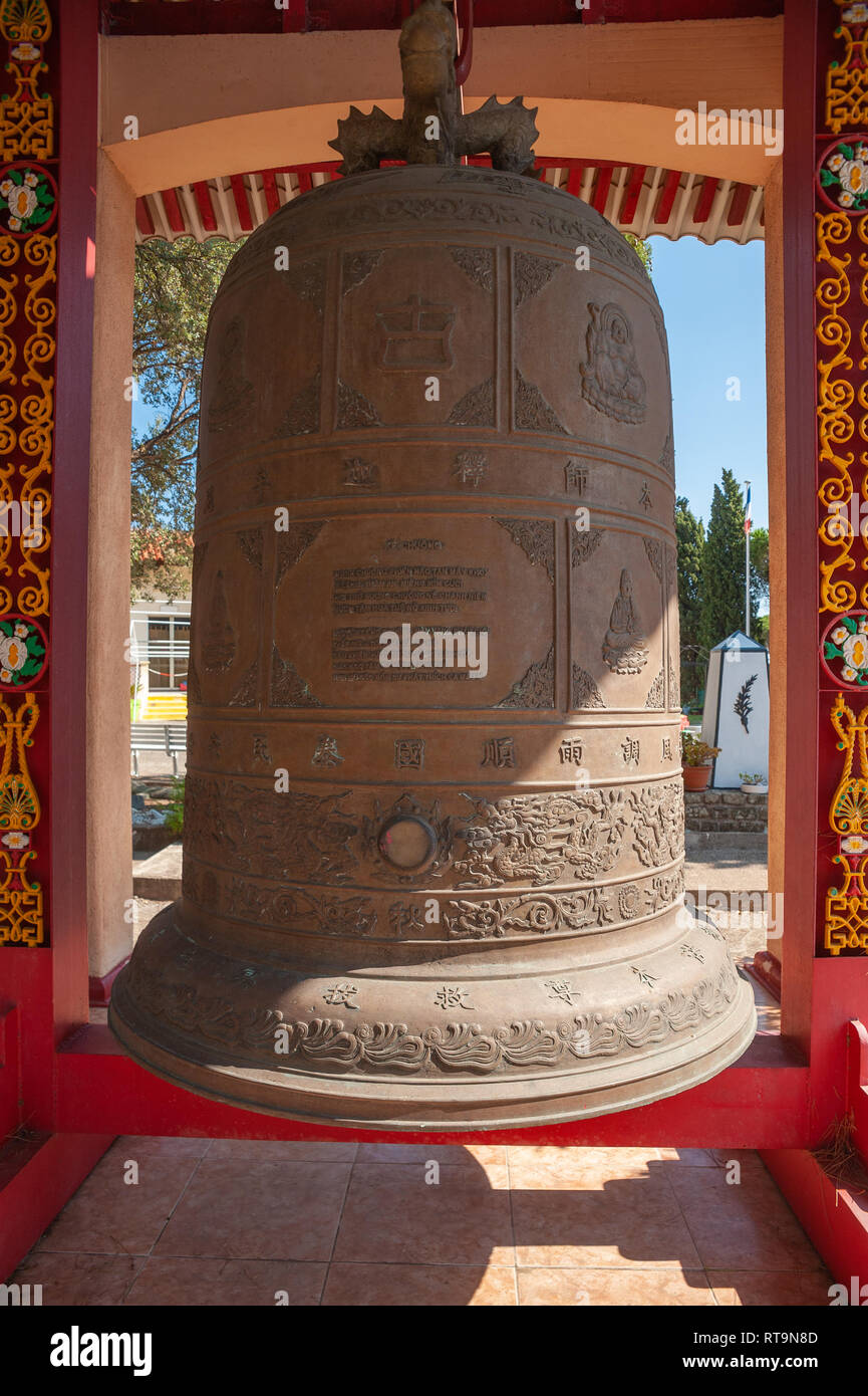 La campana della Pagoda Hong Hien, Frejus, Var, Provence-Alpes-Côte d'Azur, in Francia, in Europa Foto Stock