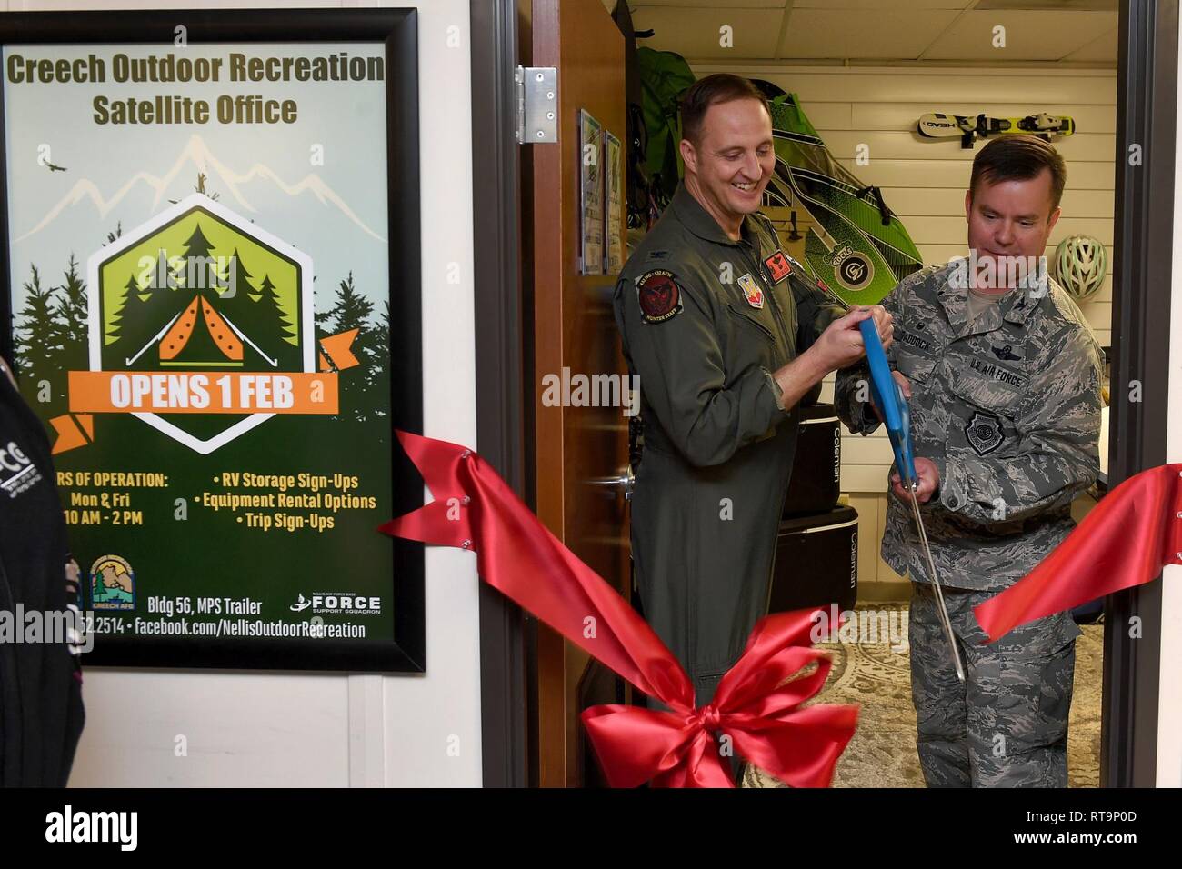Col. Julian Baro, ala 432nd/432nd Air Expeditionary Wing Commander, sinistra e Col. Cavan Craddock, 99th Air Base Wing Commander, destra, tagliare la Comunità Creech Commons grand-nastro di apertura a Creech Air Force Base in Nevada, Gennaio 31, 2019. Doppiato il Creech Comunità Commons, o C3, la struttura sarà in grado di servire come una posizione centrale dove gli avieri può ottenere informazioni circa la qualità della vita dei servizi e programmi. C3 è direttamente legato all'ala la priorità a prendersi cura della famiglia del cacciatore e la loro qualità di vita. Foto Stock