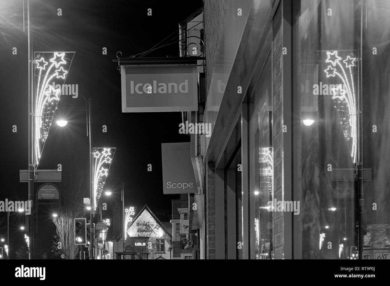 Le luci di Natale lungo St Neots High Street Cambridgeshire Inghilterra Foto Stock