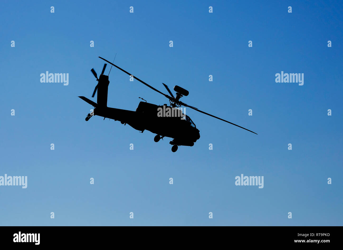 Apache attacco militare elicottero in volo Foto Stock