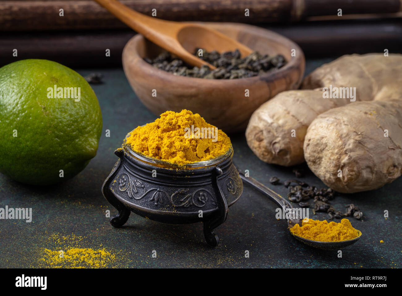 La curcuma in base ingredienti tè Foto Stock