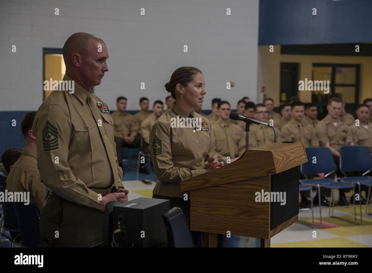 Stati Uniti Marine Corps Sgt. Il Mag. Jody Armentrout, battaglione sergente maggiore, 3° Battaglione. 6° Reggimento Marine (6Mar Reg), seconda divisione Marine e Sgt. Il Mag. Jennifer Armentrout, squadrone sergente maggiore, Marine medie Tiltrotor Training Squadron 204 (VMMT-204), Marine Aircraft Group 26, 2 aeromobili Marina Wing, parlare durante il sesto Mar Reg e VMMT-204 adottare-a-scuola cerimonia al Hunters Creek Scuola Elementare di Jacksonville, N.C., 1 febbraio 2019. I partner del programma Marine Corps unità con le scuole locali per costruire relazioni nella comunità attraverso il volontariato. Foto Stock