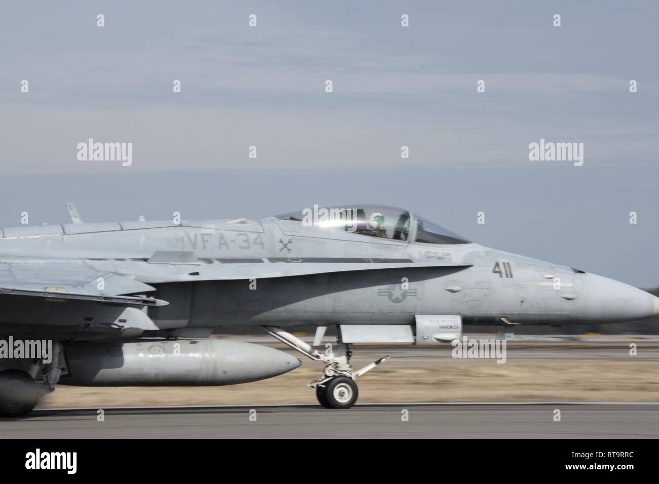 4 Virginia Beach, VA (1 febbraio 2019) Lt. Frank McGurk di Strike Fighter Squadron (VFA) 34 si prepara a prendere il via nella F/A-18 Hornet verso il basso per il tempo finale. L'F/A-18 Hornet è entrato in servizio operativo per la flotta nel 1984. Il velivolo della prima missione di combattimento è stato nel 1986 durante il funzionamento El Dorado Canyon e il lascito Hornet ha continuato a servire in tutti i grandi Stati Uniti operazione militare tra cui la guerra del Golfo, guerra irachena, Enduring Freedom, di Iraqi Freedom, inerenti a risolvere e più recentemente ha servito nel 2018 dal ponte di USS Carl Vinson (CVN 70) con Strike Fighter Squadron (VFA) 34 mentre cond Foto Stock