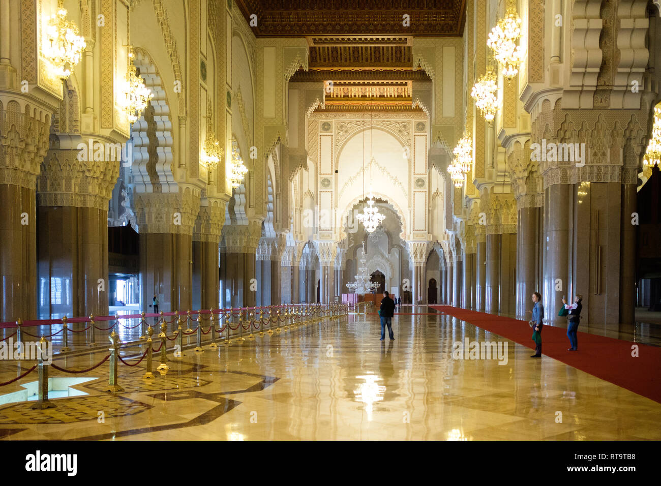 Marocco: Casablanca. La Moschea di Hassan II sorge su un promontorio che si affaccia sull'Oceano Atlantico ed è stato progettato da architetto francese Michel Pinsea Foto Stock