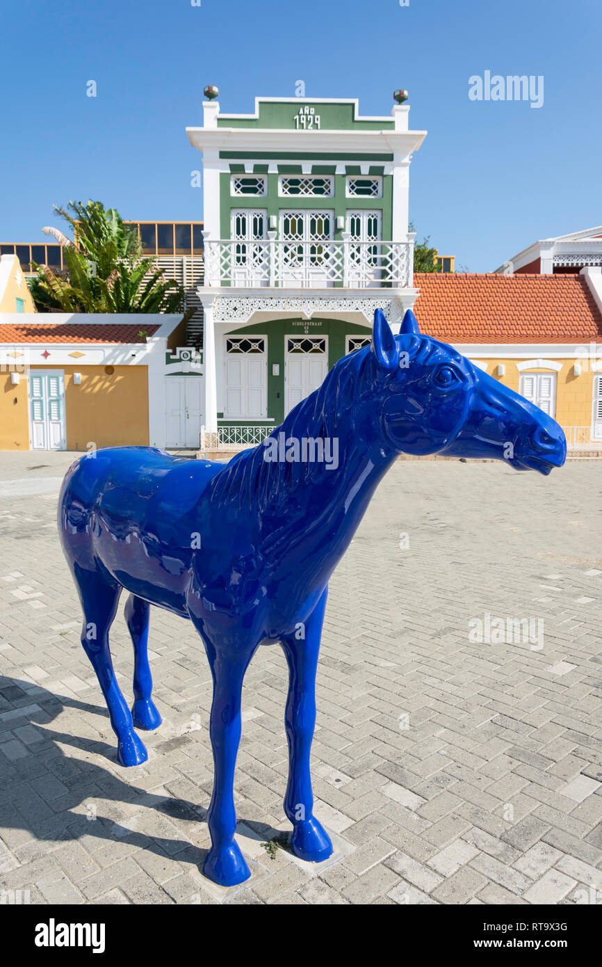 Paardenbaai scultura di cavallo al di fuori del Museo Archeologico Nazionale, Schelpstraat, Oranjestad, Aruba, Isole ABC, Leeward Antilles, dei Caraibi Foto Stock