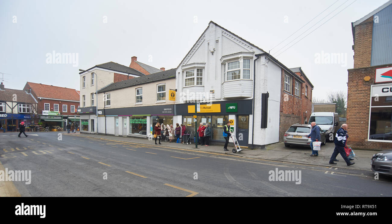 Persone in attesa al di fuori della NFU National Farmers Union shop, Driffield East Yorkshire. Regno Unito, GB. Foto Stock