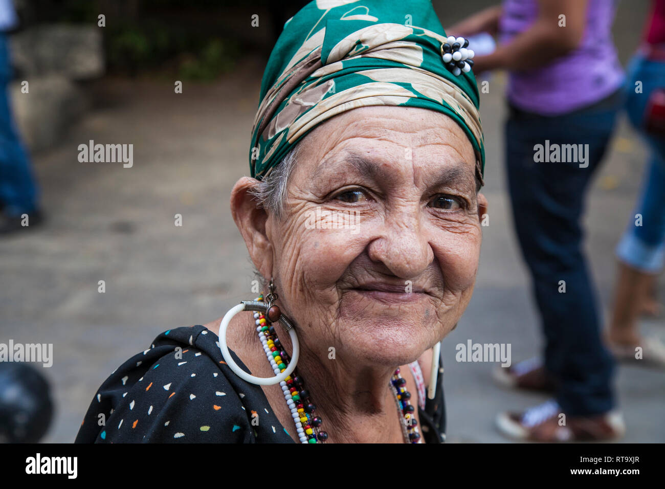 L'Avana, Cuba - 24 Gennaio 2013: Ritratti del popolo cubano in abiti tradizionali. Una donna anziana con il velo di colore verde. Foto Stock