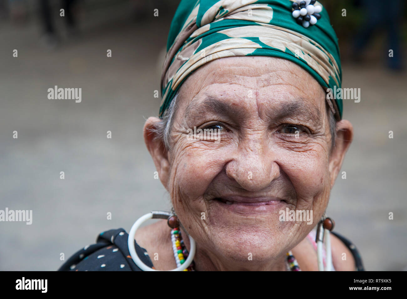 L'Avana, Cuba - 24 Gennaio 2013: Ritratti del popolo cubano in abiti tradizionali. Una donna anziana con il velo di colore verde. Foto Stock
