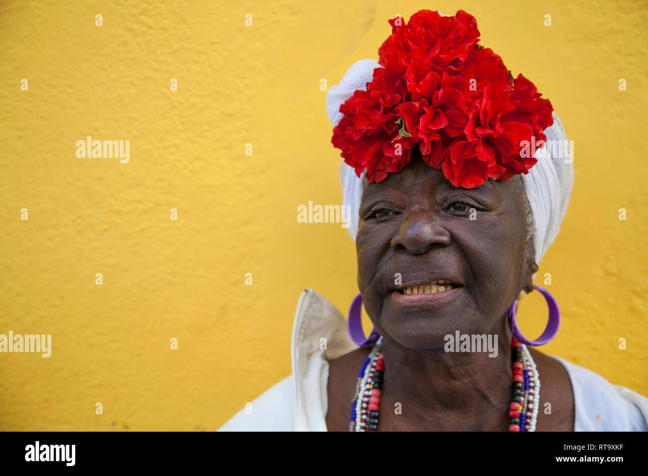 L'Avana, Cuba - 24 Gennaio 2013: Ritratti del popolo cubano in abiti tradizionali. Un anziano afro-cubano donna con un fiorito velo. Foto Stock