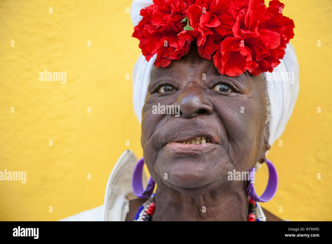 L'Avana, Cuba - 24 Gennaio 2013: Ritratti del popolo cubano in abiti tradizionali. Un anziano afro-cubano donna con un fiorito velo. Foto Stock