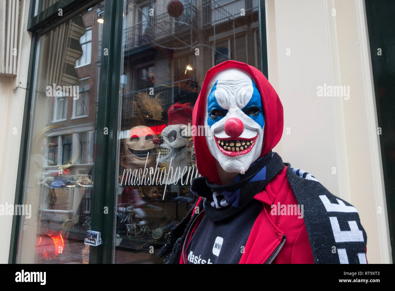 La vita come manichino con 'Joker' volto al di fuori del venditore al dettaglio che vende maschere e costumi, Amsterdam. Foto Stock