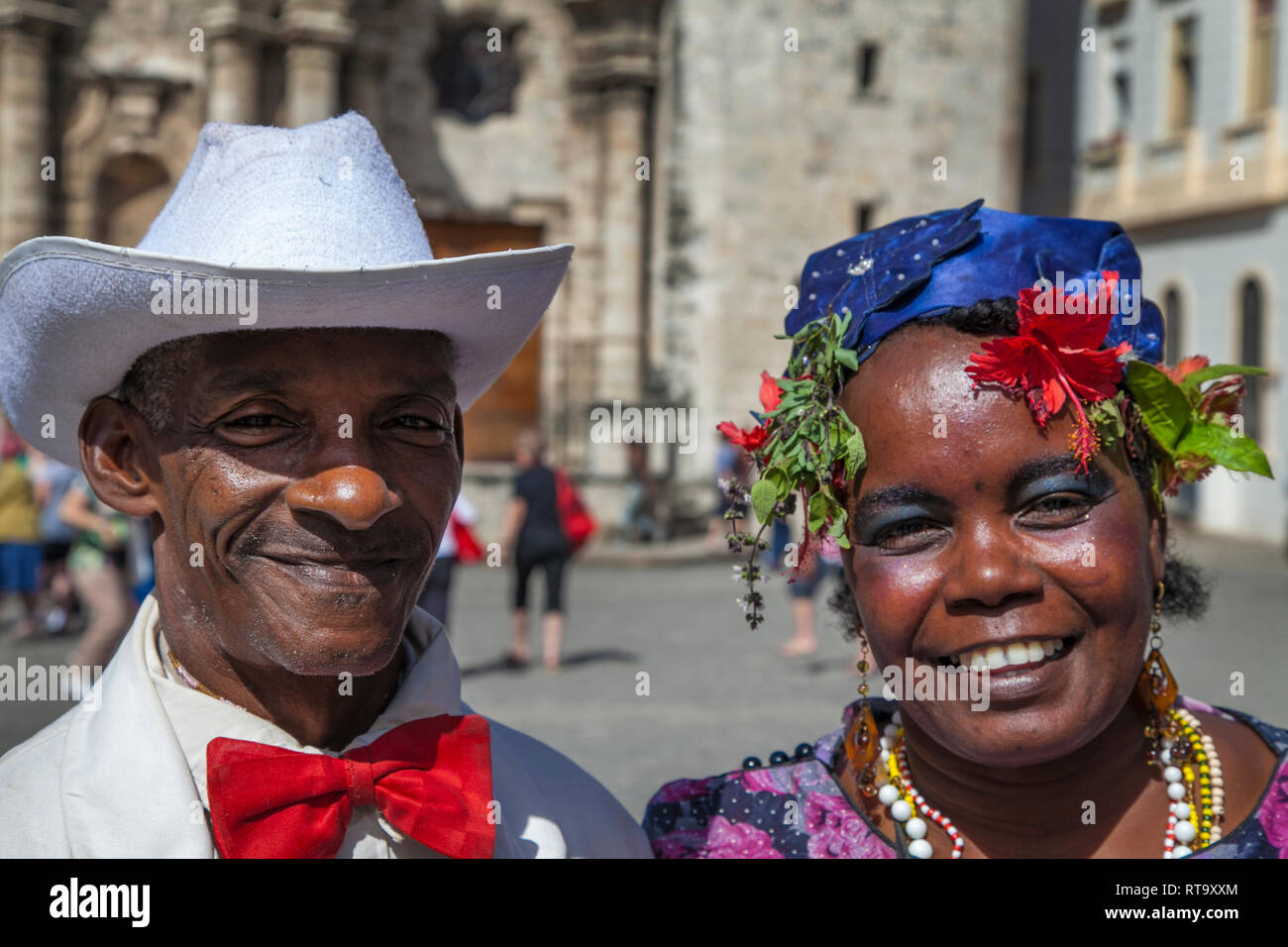 L'Avana, Cuba - 24 Gennaio 2013: Ritratti del popolo cubano in abiti tradizionali. Un vecchio paio di Cuba in un costume tradizionale. Foto Stock