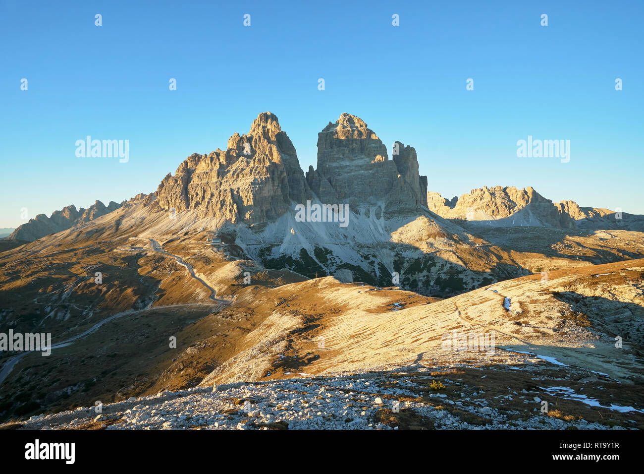 Il fronte sud delle Tre Cime di Lavaredo, Misurina, Dolomiti, Veneto, Italia. Foto Stock