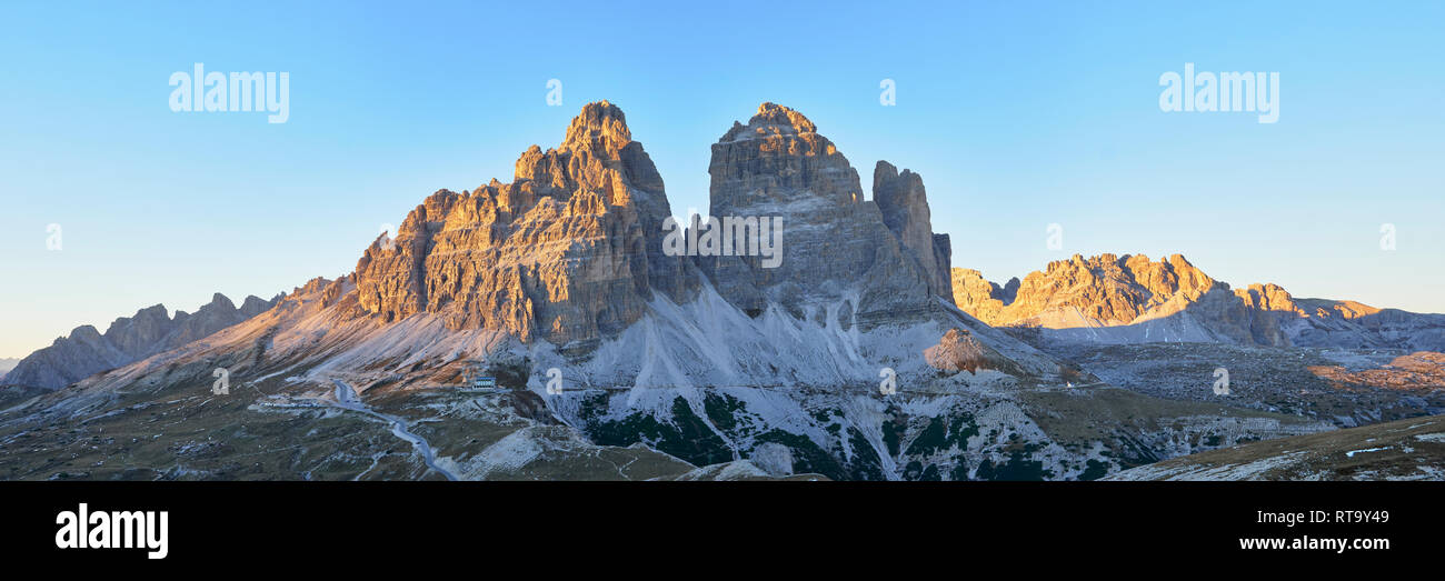 Il fronte sud delle Tre Cime di Lavaredo, Misurina, Dolomiti, Veneto, Italia. Vista panoramica Foto Stock