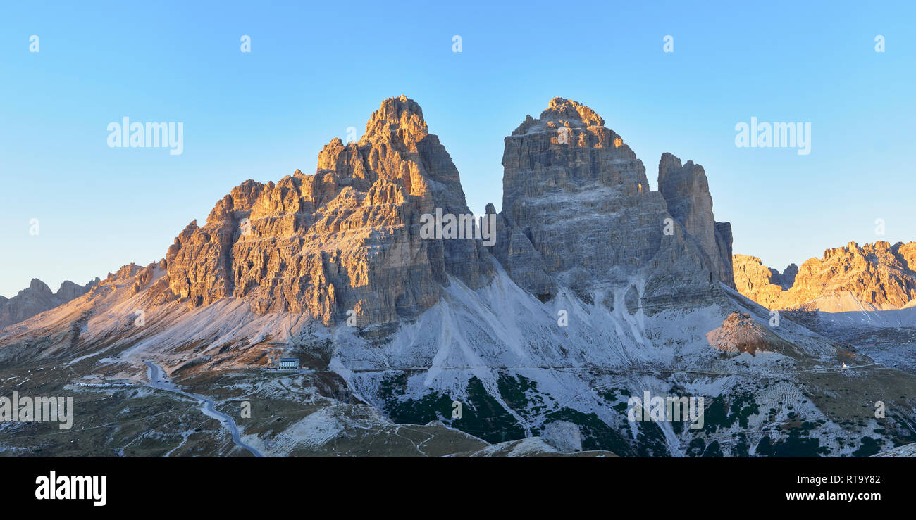 Il fronte sud delle Tre Cime di Lavaredo, Misurina, Dolomiti, Veneto, Italia. Vista panoramica Foto Stock