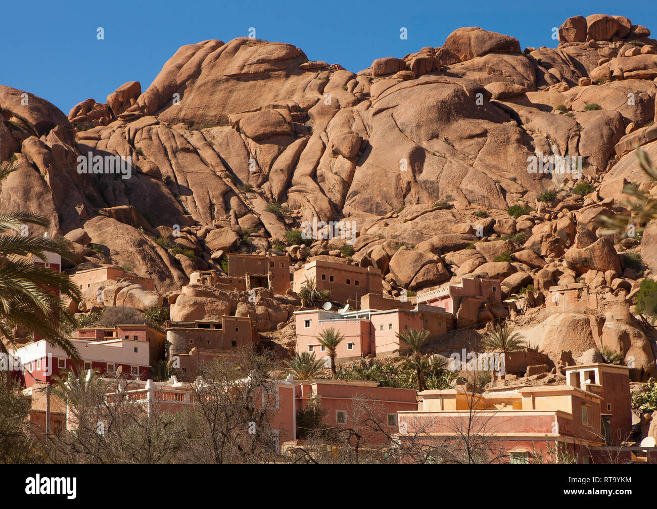 Villaggio nei pressi di Tafraout. Esso si trova nelle montagne Anti-Atlas nel sud del Marocco. Foto Stock