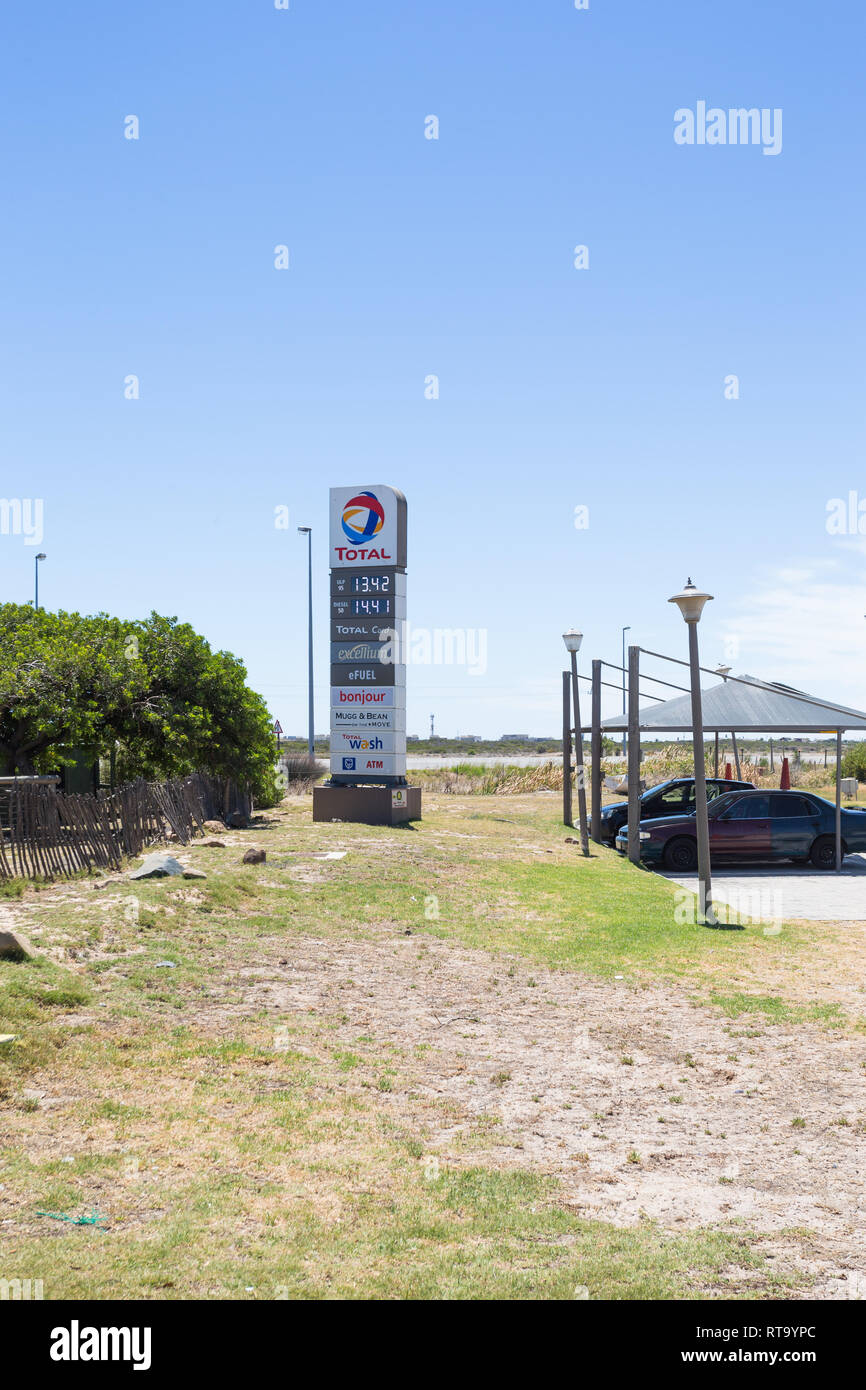 Totale stazione di benzina prezzo carburante scheda o scheda di informazioni nella parte anteriore delle automobili in sosta in corrispondenza di una stazione di benzina in Melkbosstrand, Costa Ovest, Sud Africa Foto Stock