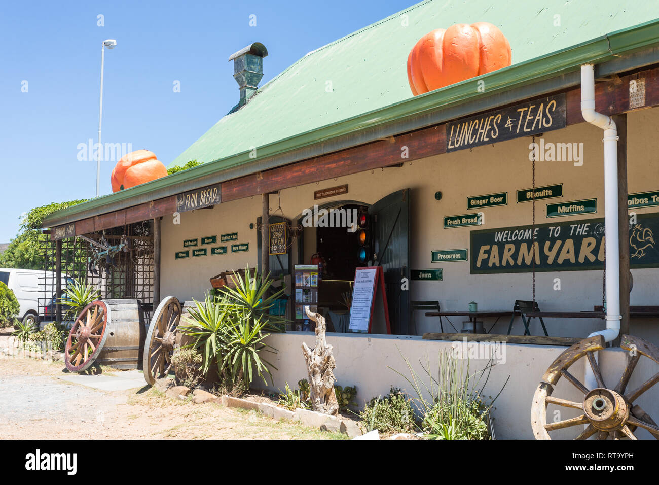 Farm store o un negozio con il rustico decorazione esterna e una vivace facciata e ingresso a Melkbosstrand sulla costa occidentale del Sud Africa Foto Stock