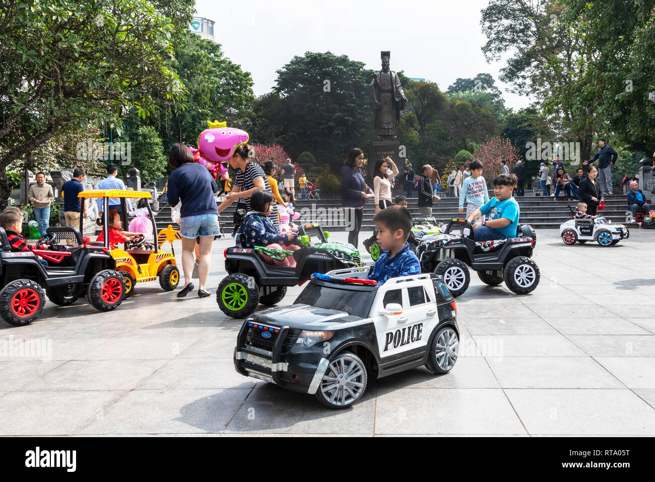 Bambini che giocano in auto elettrica in uno spazio pubblico vicino a Hanoi il Palazzo dei Bambini, Hanoi Old Quarter, Hanoi, Vietnam Asia Foto Stock