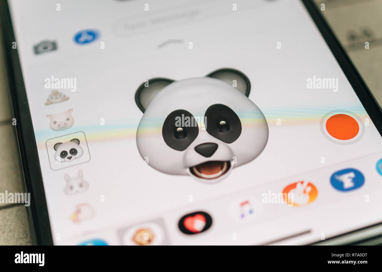 Parigi, Francia - Nov 9 2017: Orso Panda 3d animoji gli Emoji generata dal volto ID sistema di riconoscimento facciale con faccia stupita emozione close-up del nuovo iphone X 10 Display - tilt-shift lente utilizzata Foto Stock