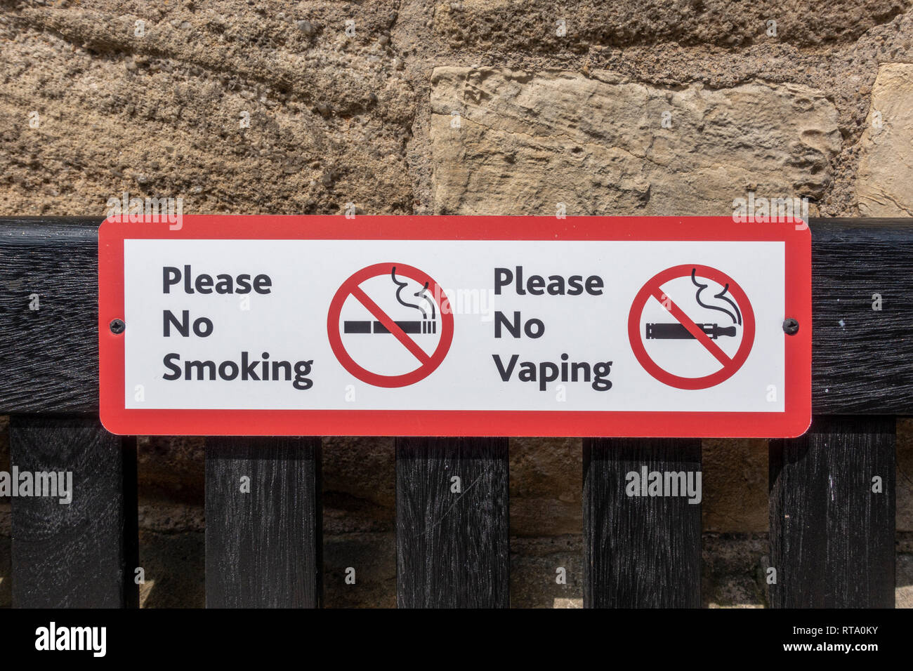 Un 'No fumatori', 'n' vaping segno su un banco, Museo del Castello di York e York, nello Yorkshire, Regno Unito. Foto Stock
