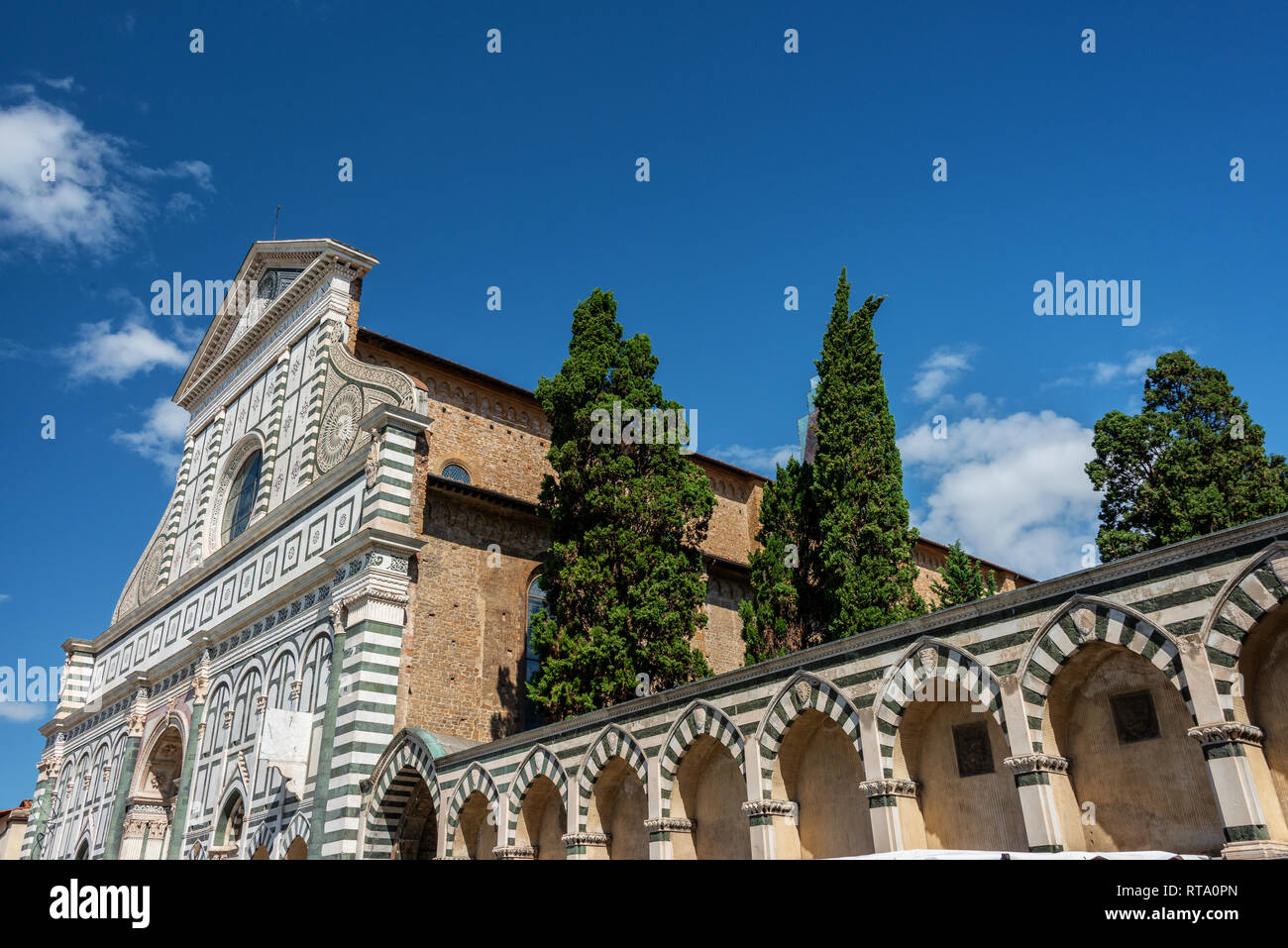La famosa Basilica di Santa Maria Novella a Firenze, con la sua straordinaria facciata in marmo nero-bianco e verde-bianco Foto Stock
