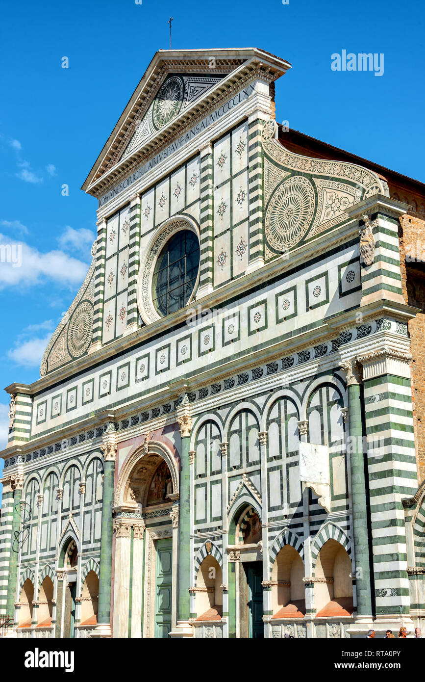 La famosa Basilica di Santa Maria Novella a Firenze, con la sua straordinaria facciata in marmo nero-bianco e verde-bianco Foto Stock