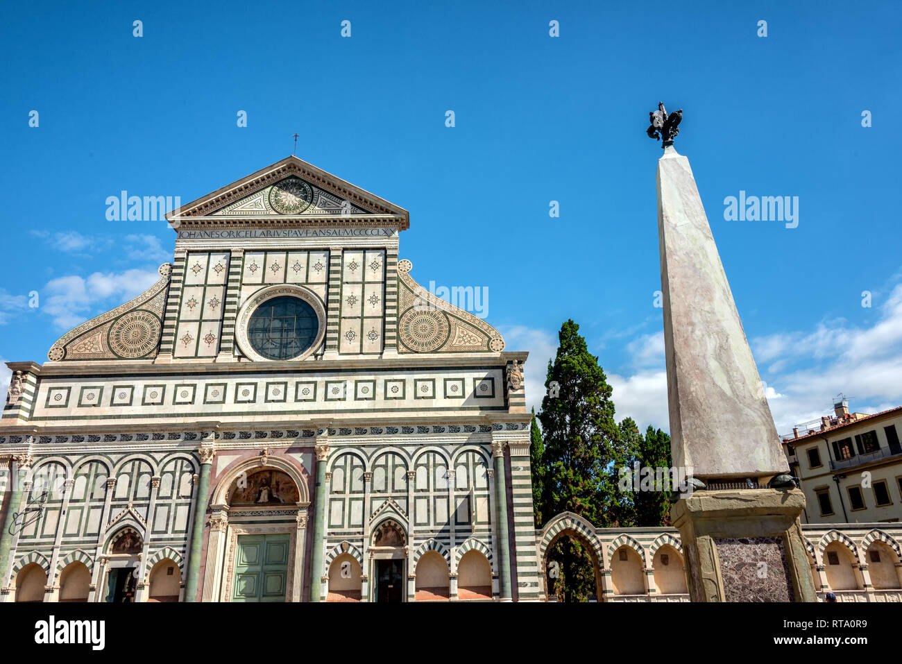 La famosa Basilica di Santa Maria Novella a Firenze, con la sua straordinaria facciata in marmo nero-bianco e verde-bianco Foto Stock