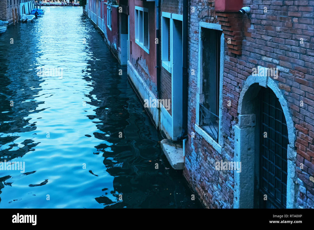 Strade - canali di Venezia di notte Foto Stock