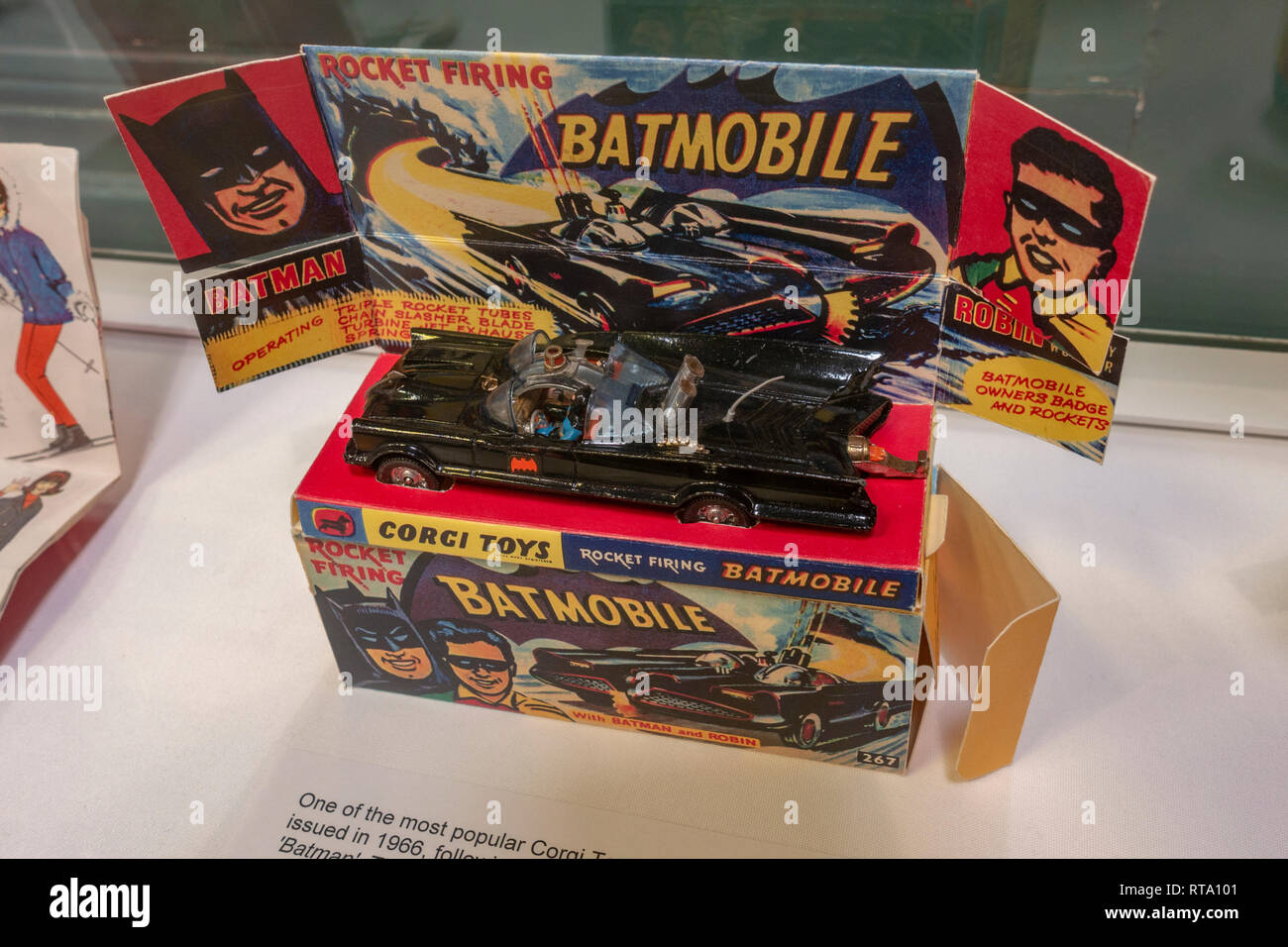 Sparo a razzo Batmobile giocattolo auto e box dagli anni sessanta Batman tv show, Museo del Castello di York e York, nello Yorkshire, Regno Unito. Foto Stock