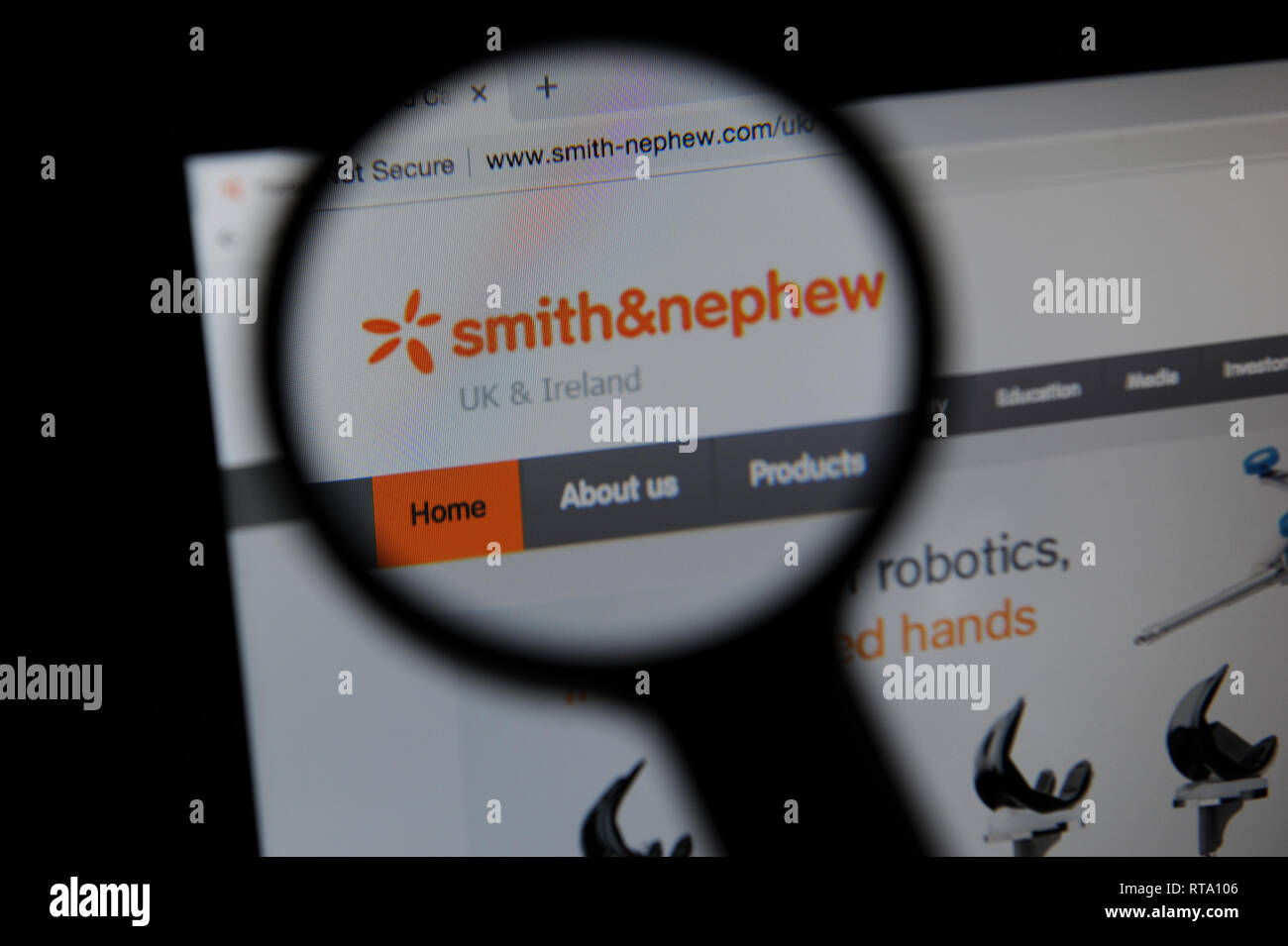 La Smith & Nephew sito visto attraverso una lente di ingrandimento Foto Stock