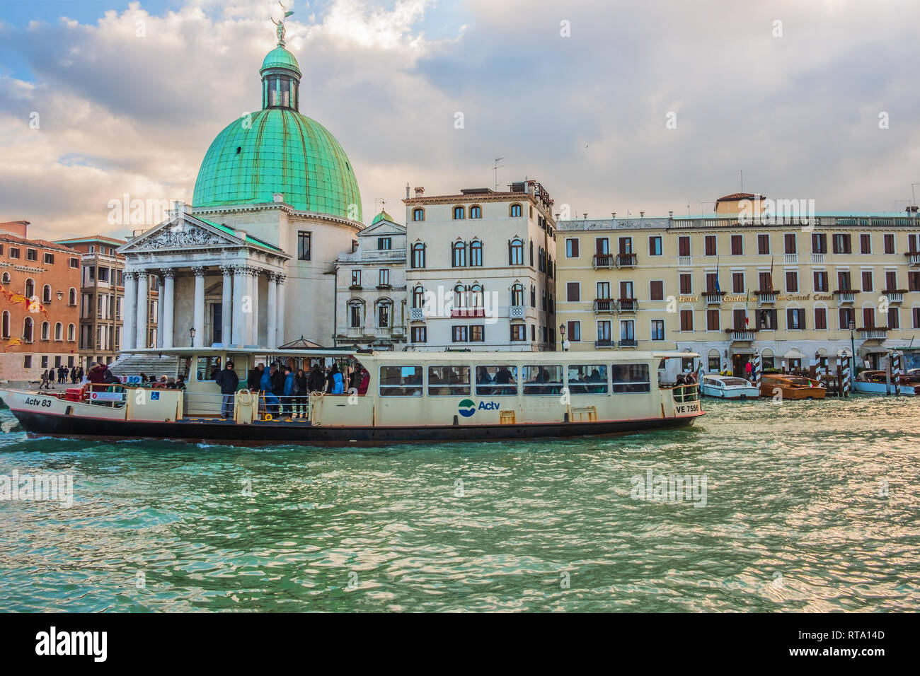 Canal Grande a Venezia Italia nel tardo autunno 19.11.2018. Trasporto di acqua. Foto Stock