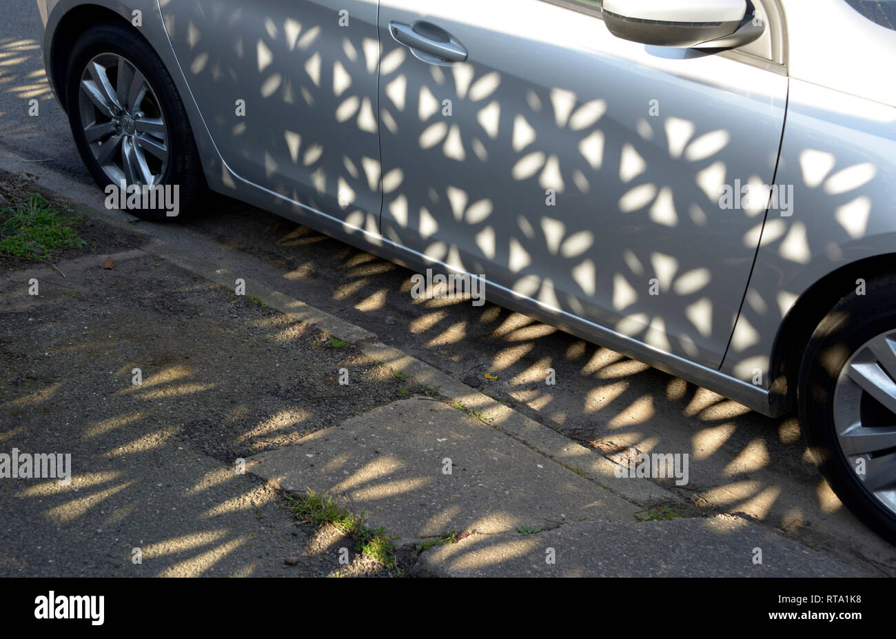 La luce solare proiettata su di un'auto. Foto Stock