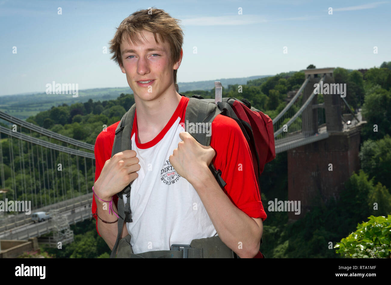 Un viaggio studente, fotografati con il ponte sospeso di Clifton, Bristol, Regno Unito Foto Stock