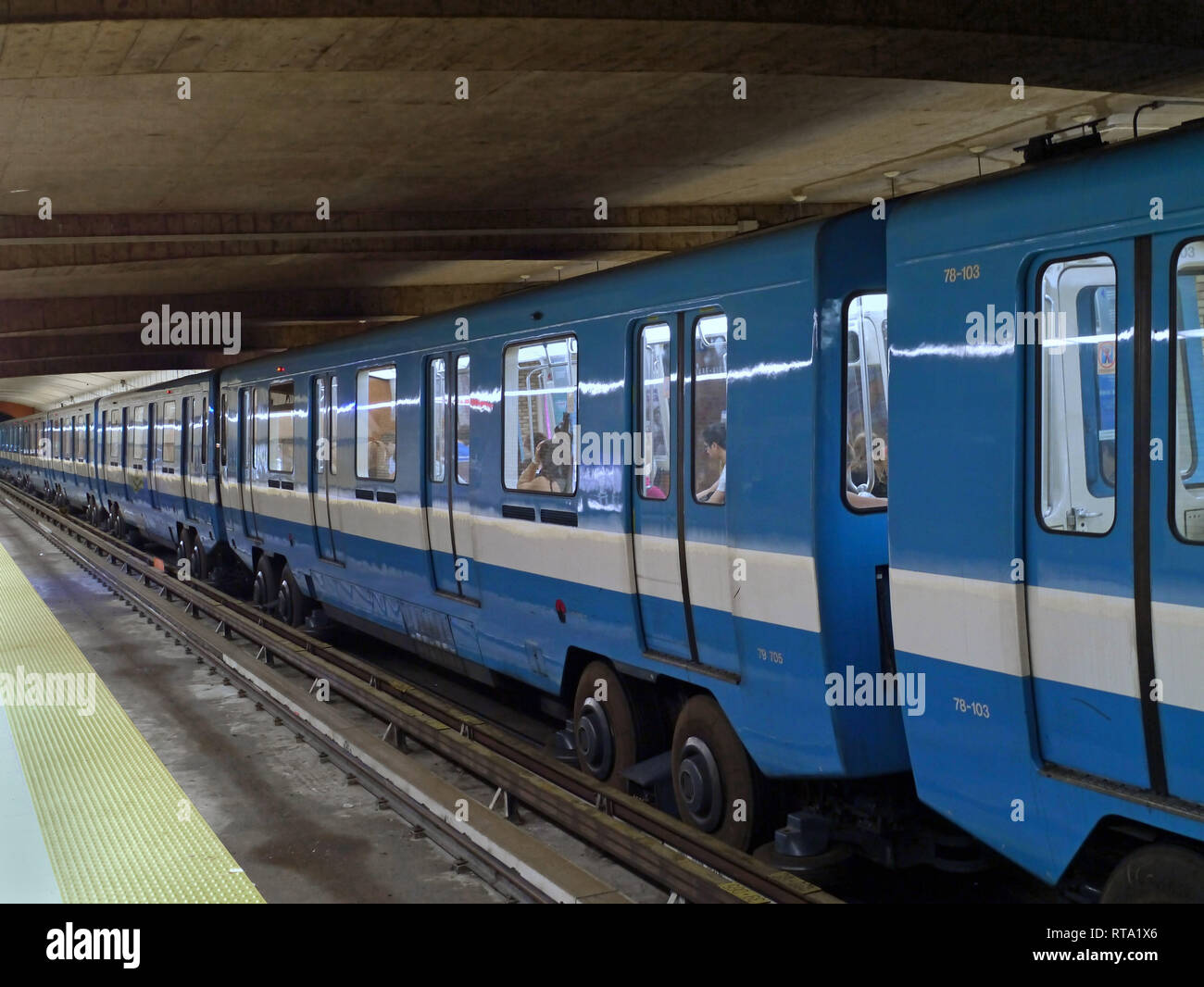 MONTREAL - Maggio 2013: Montreal ha uno del mondo più silenzioso dei  sistemi della metropolitana, come i treni viaggiano su ruote in gomma su  rotaie di acciaio Foto stock - Alamy