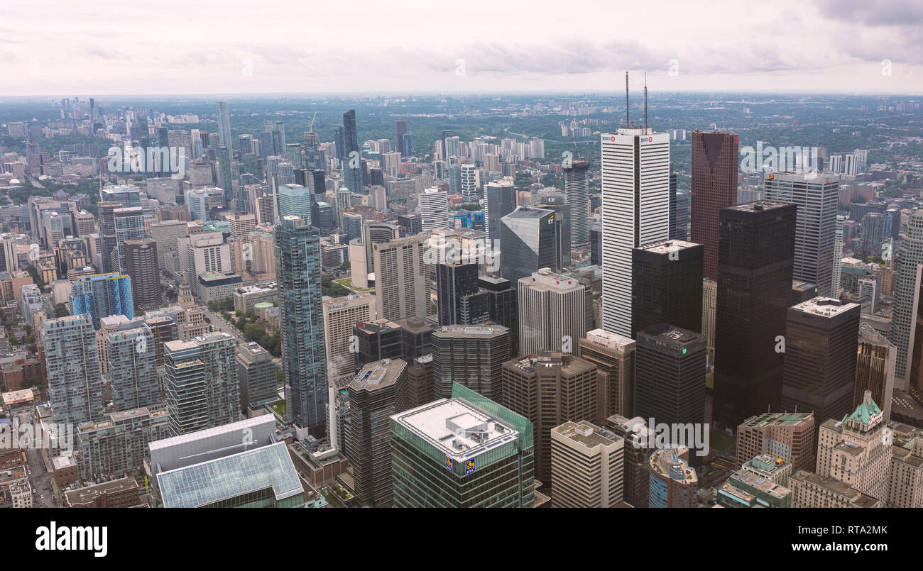 TORONTO, Ontario, Canada - 25 giugno 2018: i grattacieli di Toronto in un giorno nuvoloso, fotografia presa dalla CN Tower Foto Stock