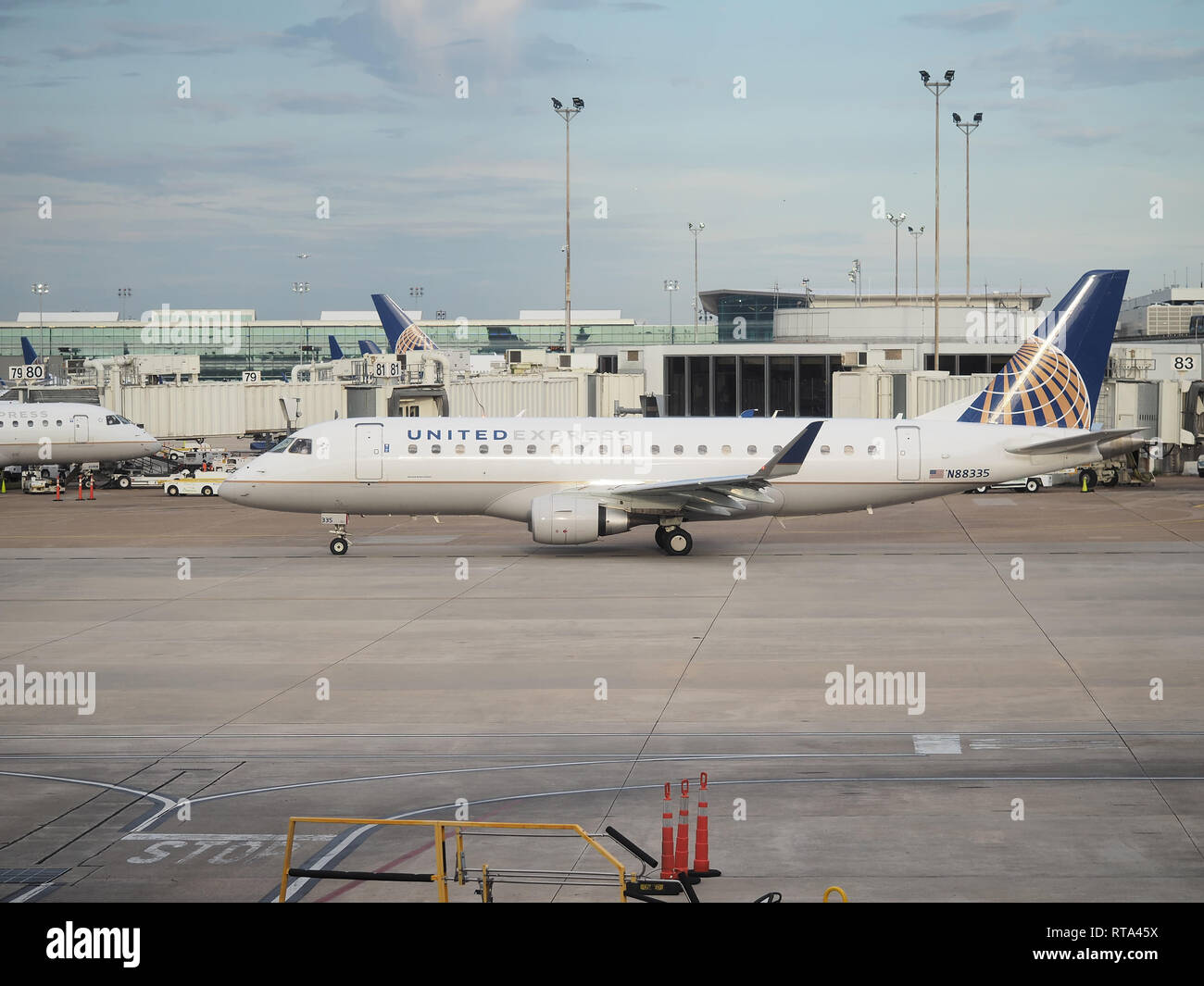 Uniti esprimono piano su asfalto, dall'Aeroporto George Bush Intercontinental di Houston, Texas, Stati Uniti, Settembre 2018 Foto Stock