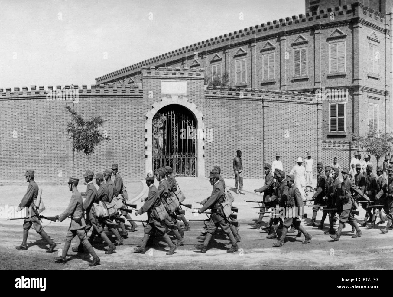 Parata militare a Tientsin Cina, Asia 1918 Foto Stock