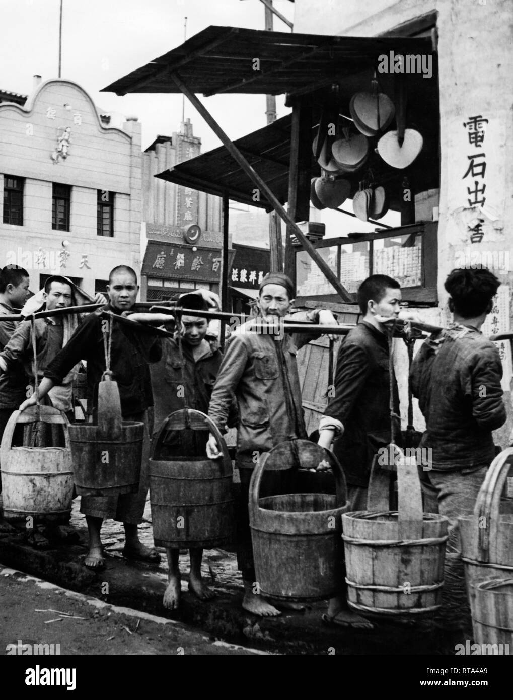 Portatori di acqua, Cina, Asia, 1956 Foto Stock