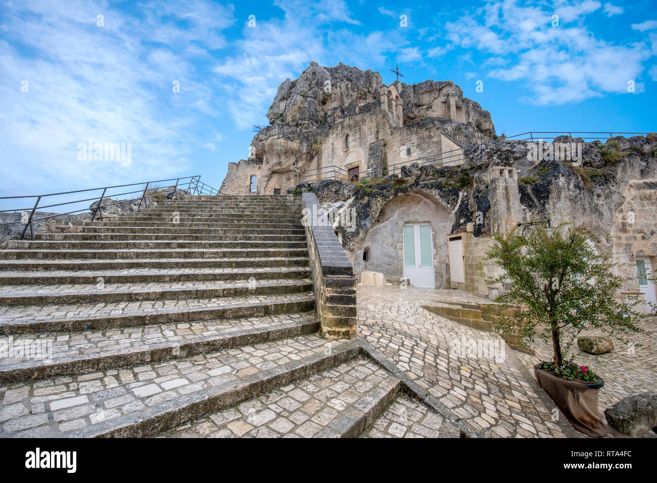 Veduta della chiesa della Madonna de Idris ( Chiesa rupestre di Santa Maria di Idris ) nella roccia. Grotta chiesa in Sassi old town. Matera, Italia Foto Stock