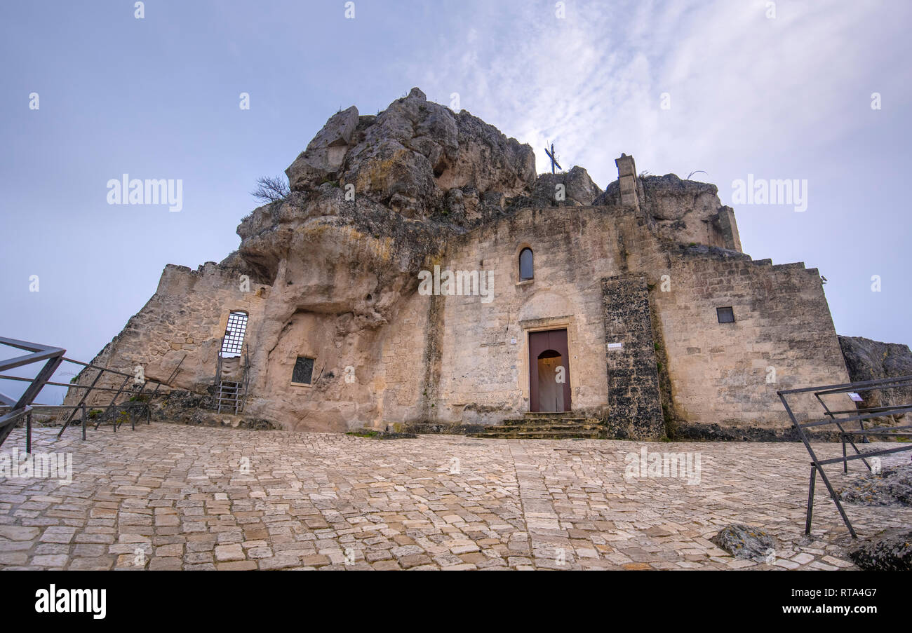 Veduta della chiesa della Madonna de Idris ( Chiesa rupestre di Santa Maria di Idris ) nella roccia. Grotta chiesa in Sassi old town. Matera, Italia Foto Stock