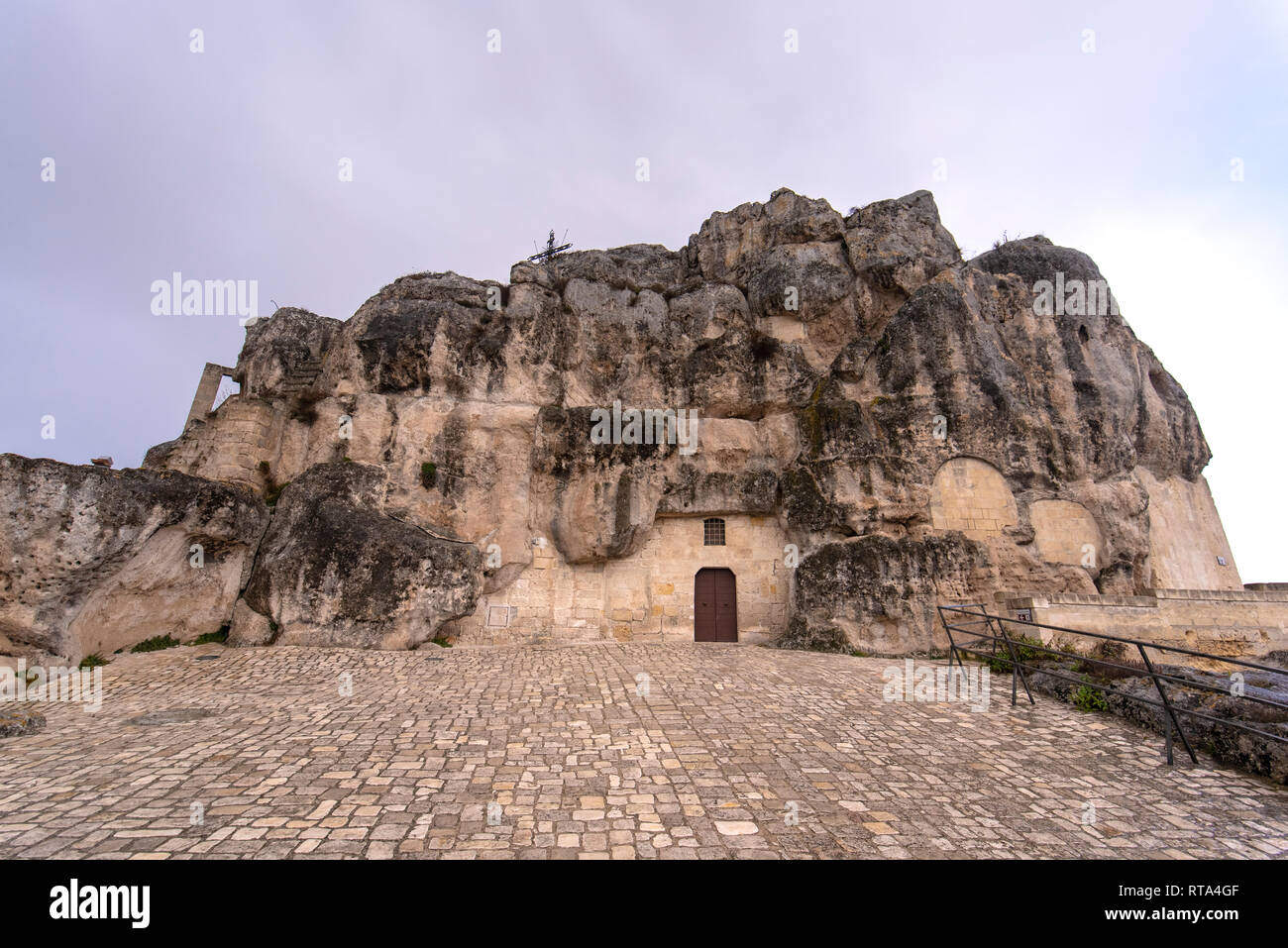 Veduta della chiesa della Madonna de Idris ( Chiesa rupestre di Santa Maria di Idris ) nella roccia. Grotta chiesa in Sassi old town. Matera, Italia Foto Stock