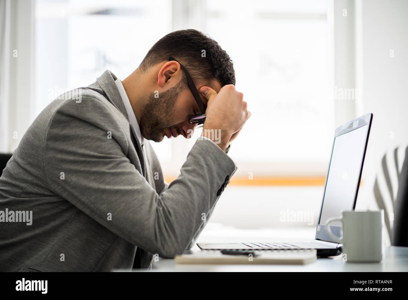Giovane imprenditore è premuto al suo lavoro. Foto Stock