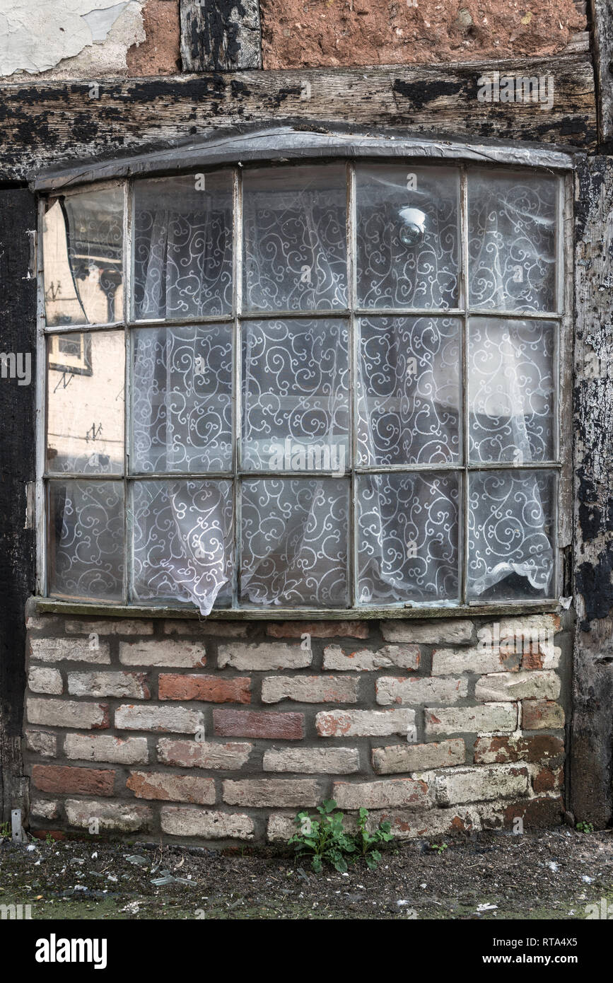Leominster, Herefordshire. Un vecchio bow window con inizio 18c vetro, compreso un 'bullseye' riquadro, in una tranquilla strada sul retro di questo paese di lingua inglese town Foto Stock
